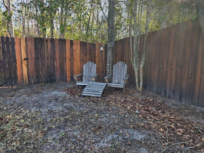 Building Photo - Inviting Woodridge Manor 3/2 Home with Fireplace and Fenced Yard