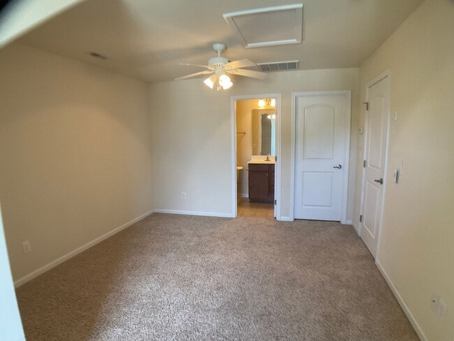 Primary Photo - Spacious 2 bed, 2.5 bath with Loft in Thom...