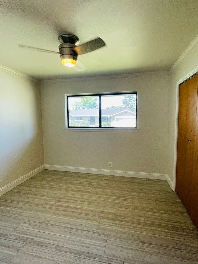 Building Photo - 3724 Hillcrest Ln