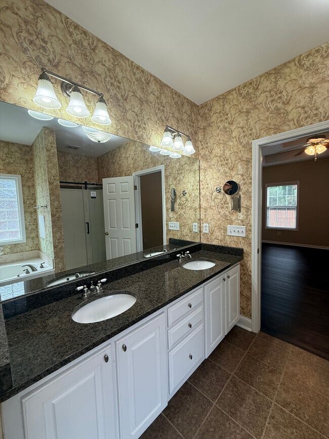 Building Photo - 450 Sterling Dr