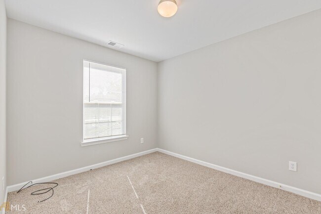 Building Photo - 200 Stonehaven Cir