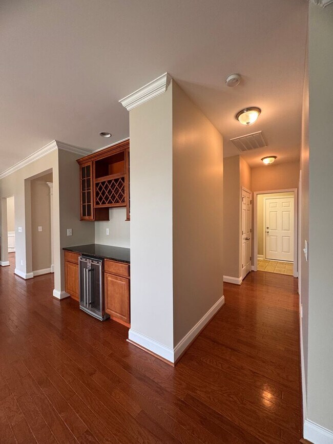 Building Photo - Stunning 5 Bedroom 4 Bath Home with 3 Car ...