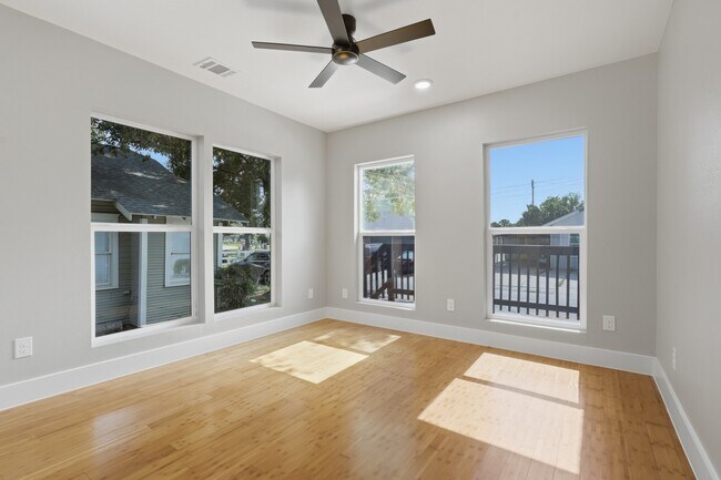 Building Photo - 105 Opal Ct