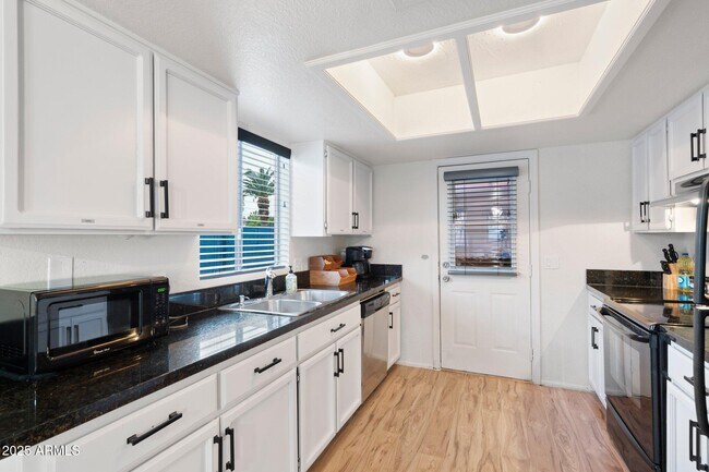 Building Photo - 60 W San Remo St