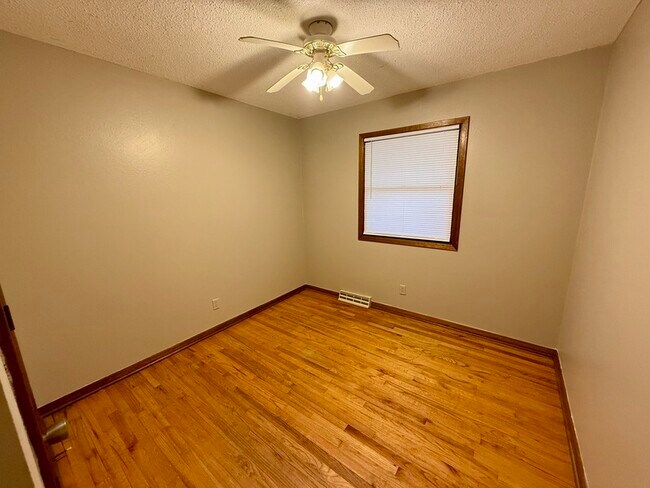 Building Photo - 2285 Highview Dr