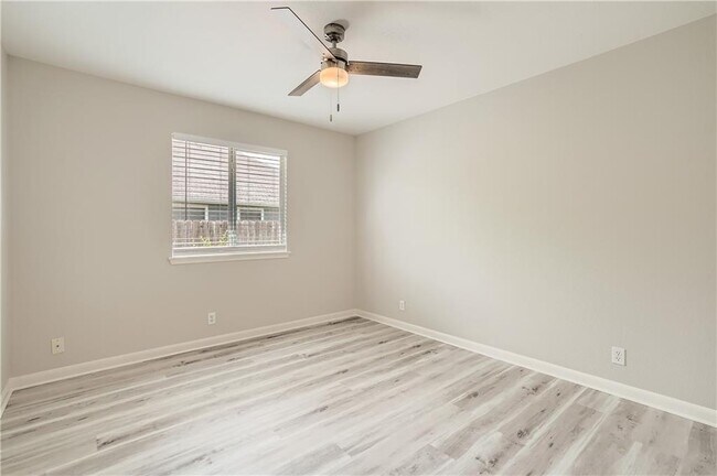 Building Photo - 102 Evergreen Cir