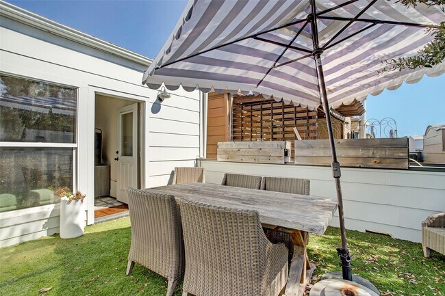 Building Photo - 513 E 11th St