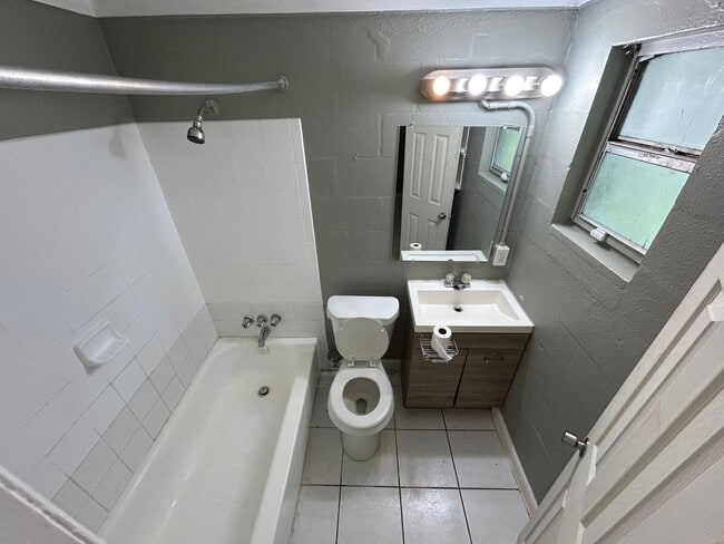 Building Photo - Cute & Quaint 1/1 in Tampa! ASK ABOUT OUR MOVE IN SPECIALS!!