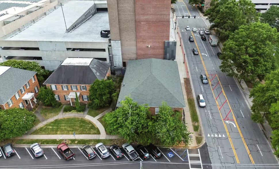 Building Photo - 492 N Thomas St