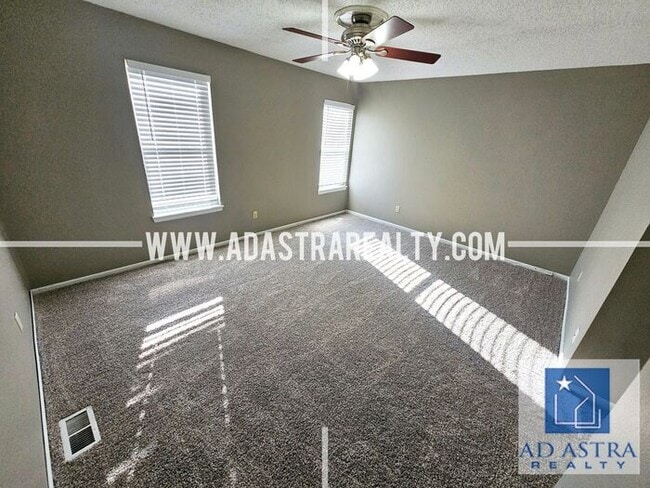 Building Photo - Nice 3 bed 1.5 bath townhouse in Olathe-Co...