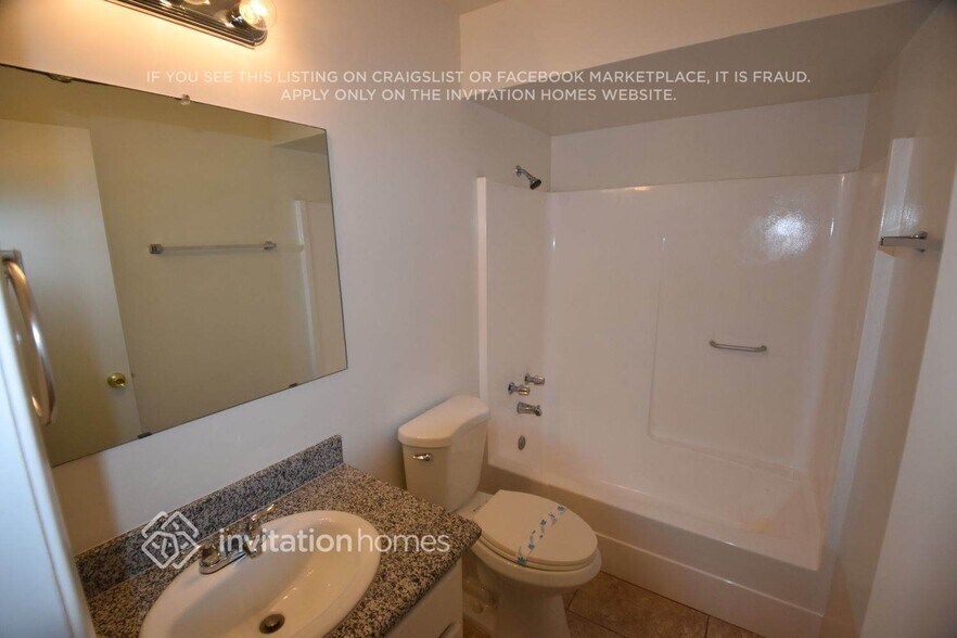 Building Photo - 4640 W Paradise Dr