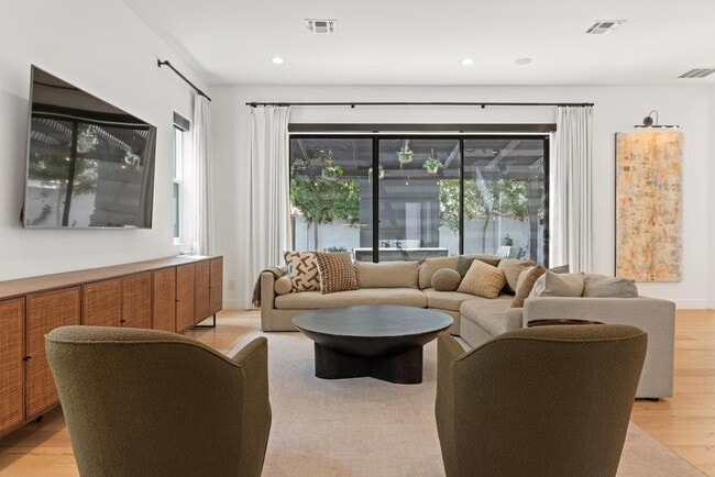 Building Photo - 4533 E Devonshire Ave