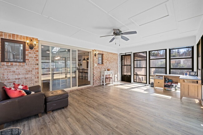 Building Photo - 6115 Gondolier Dr