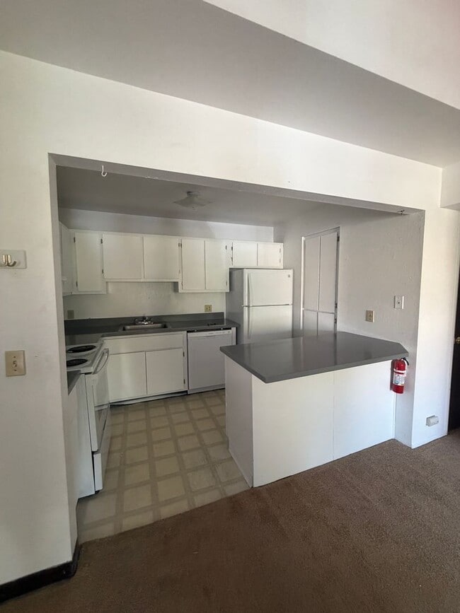Building Photo - (LEASE PENDING): University Meadows-2 Bed/2 Bath Condo $1,900.00