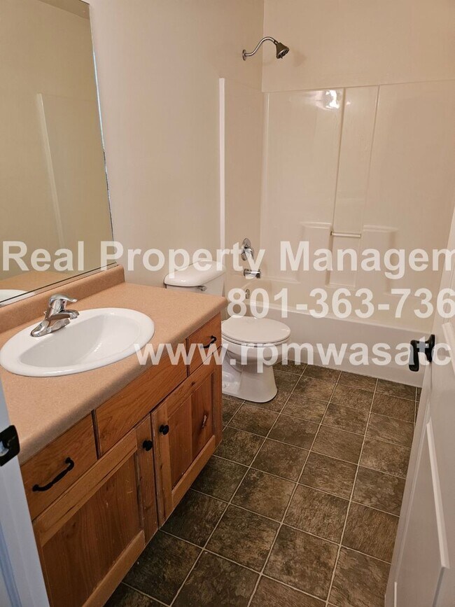 Building Photo - Come Check Out This Newly Updated 5 Bedroom 3 bathroom Home in South Jordan!