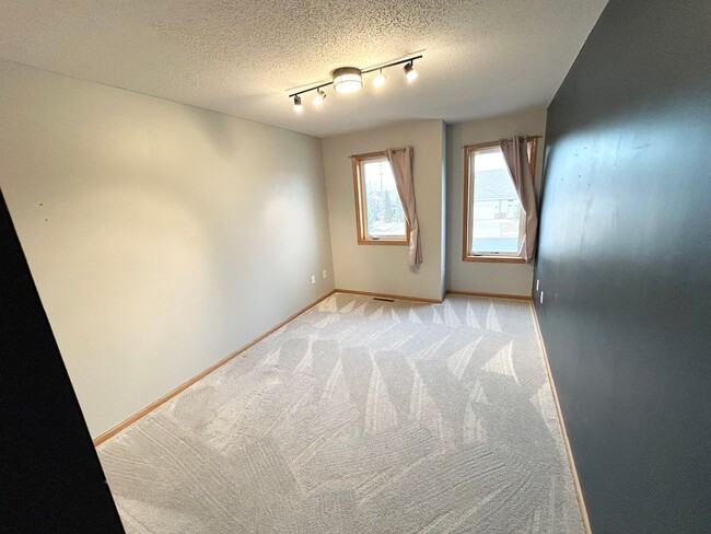 Building Photo - Newly Renovated 3 bed 3 bath 2 car garage ...