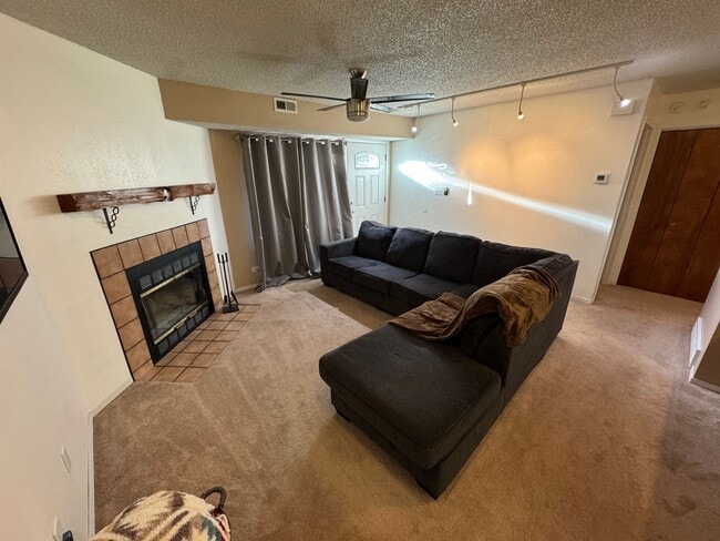 Building Photo - Centrally Located 2 Bed 1 Bath Condo in Co...