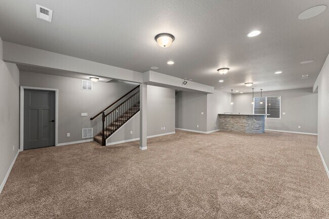 Building Photo - Beautifully Updated 4-Bedroom Home with Op...