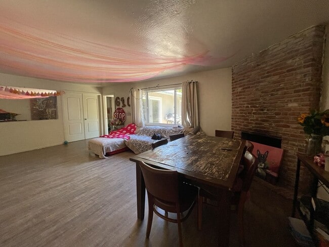 Building Photo - Great 5 bedroom house with large yard a block from campus available for September move in!