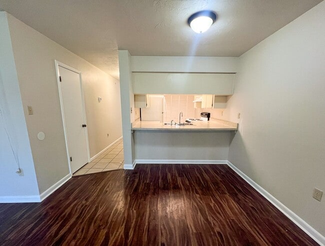 Building Photo - 2BR/1.5 Townhouse in Conveniently Located ...