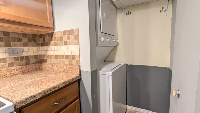 Building Photo - 1965 N Hicks Rd