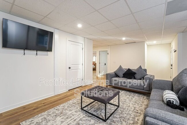 Building Photo - 2422 Queen St