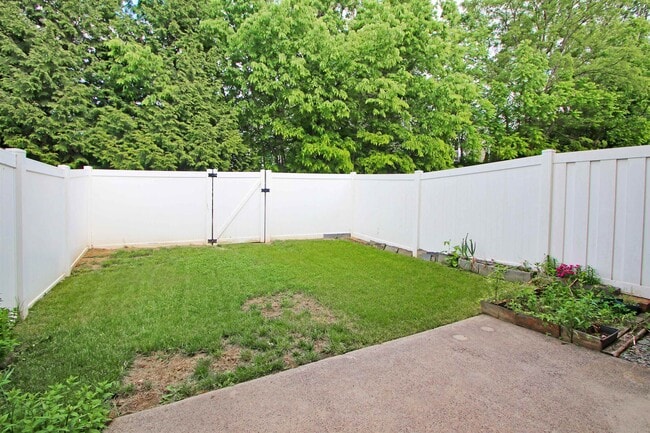 Building Photo - 2411 Avonlea Ln