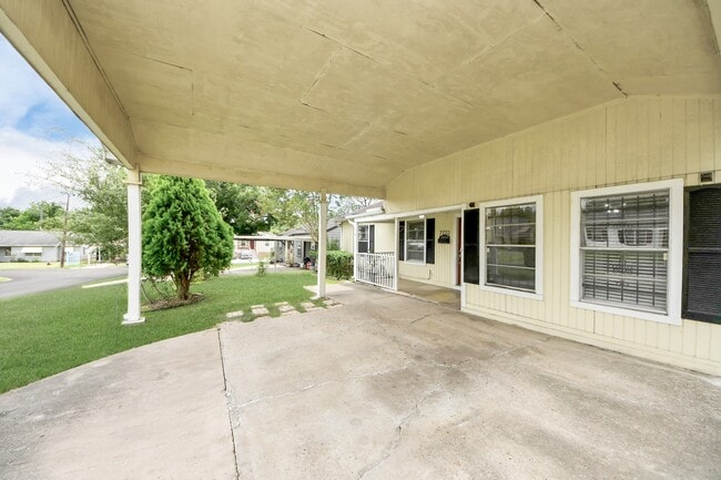 Building Photo - 7722 Elm St