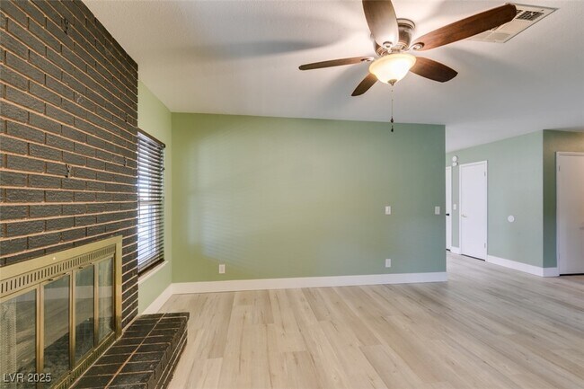 Building Photo - 605 Mosswood Dr