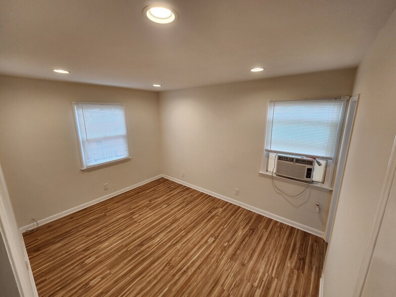 Building Photo - 947 Victoria Ave