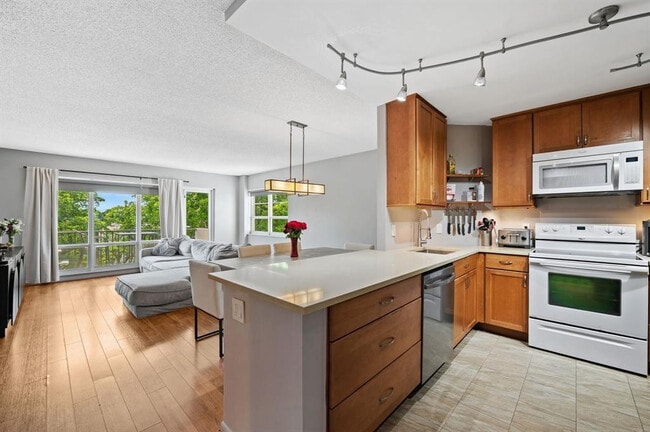 Building Photo - 340 Sunset Dr