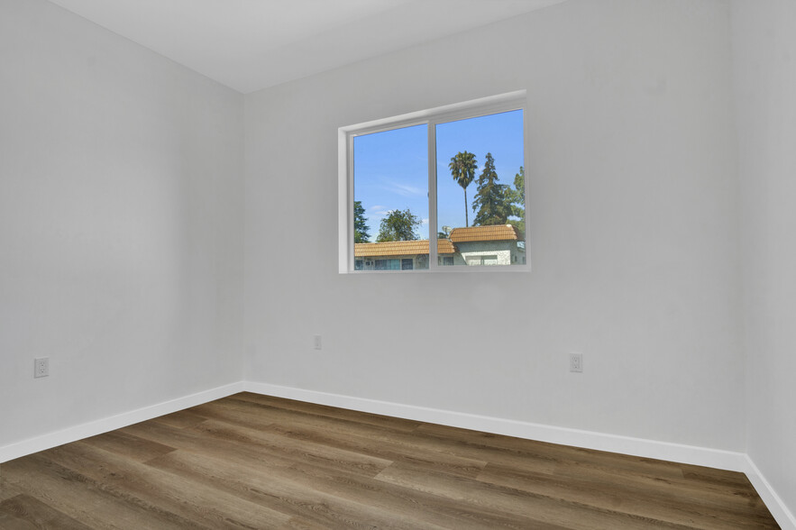 Building Photo - 13804 Moorpark St