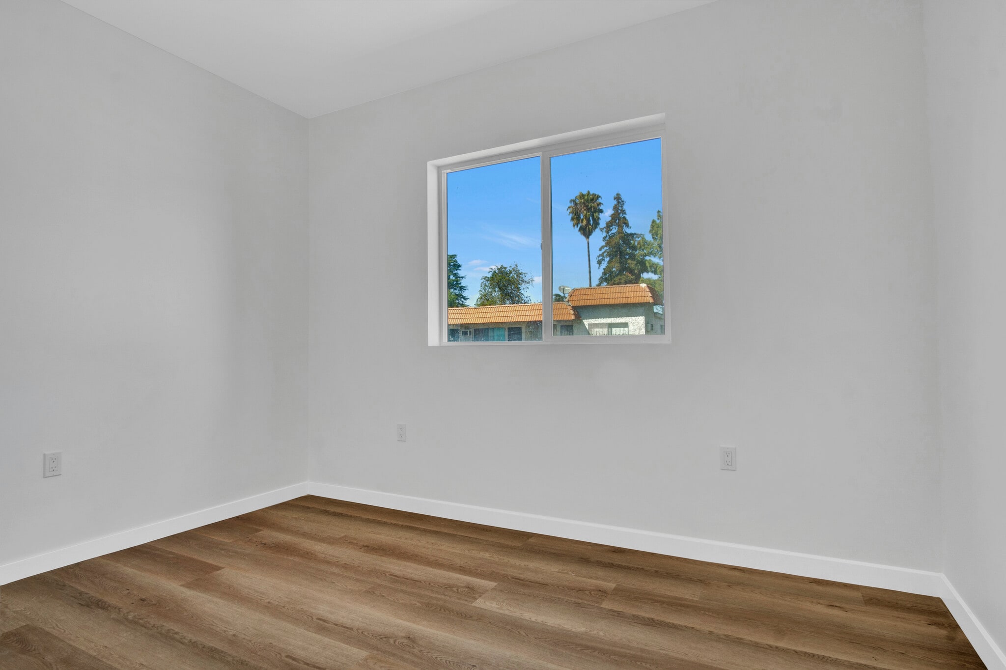 Building Photo - 13804 Moorpark St