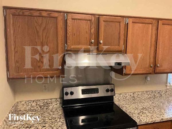 Building Photo - 935 Rutland Dr