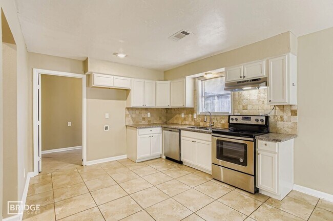 Building Photo - 15710 Sandy Hill Dr
