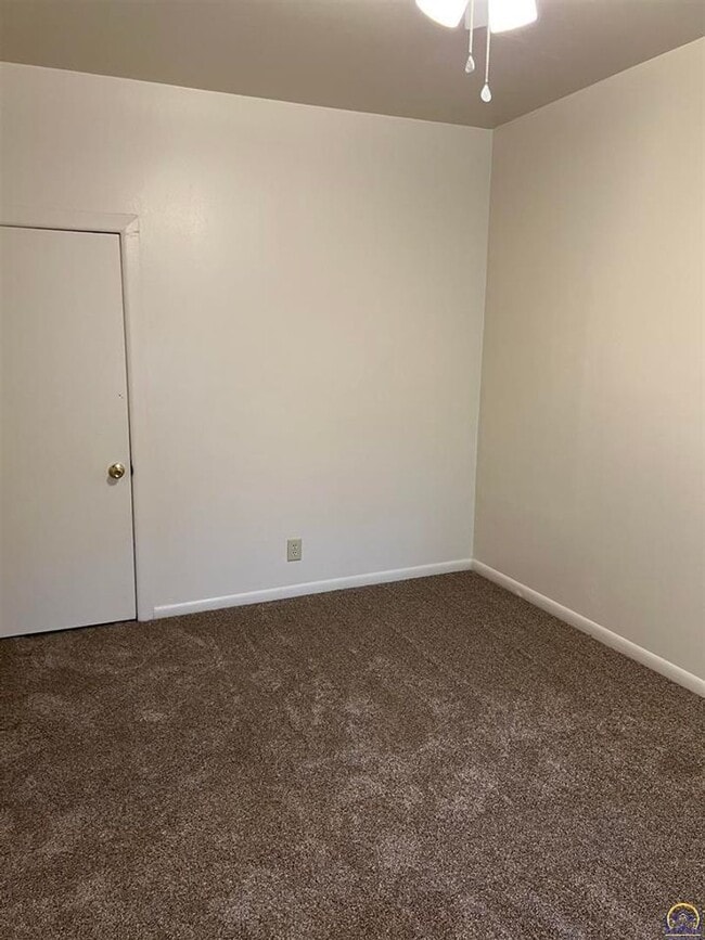 Building Photo - **Available Immediately** 4 bedroom / 1 bath home located near Washburn University