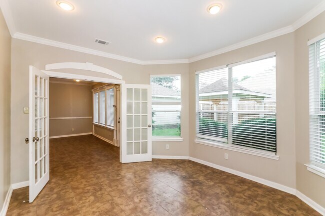 Building Photo - 902 Rock Springs Dr