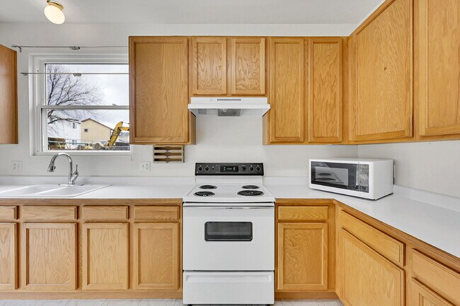 Building Photo - $2,100.00 - 3 Beds, 2 Baths, Single Family...