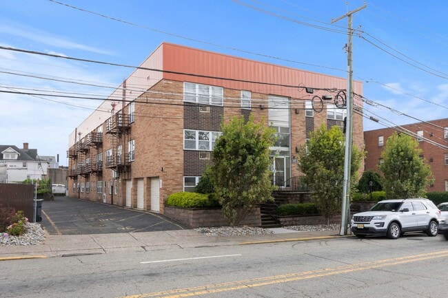 Building Photo - 20 W Church St