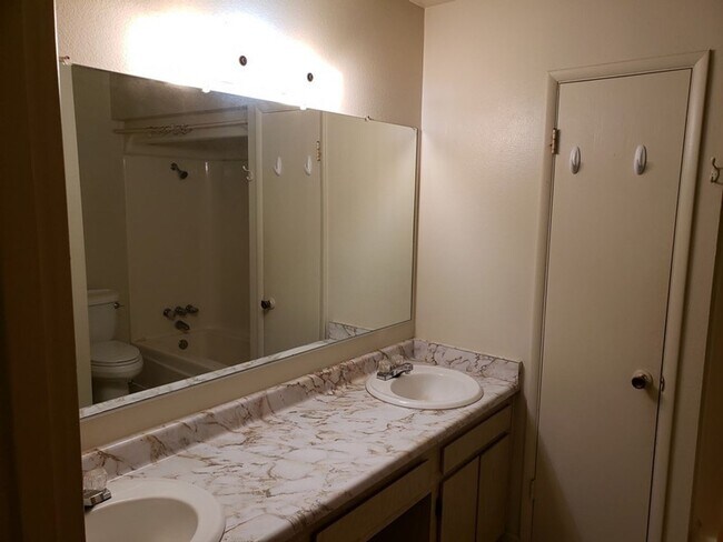 Building Photo - 2 Bedroom 1.5 Bath Townhome with Washer...
