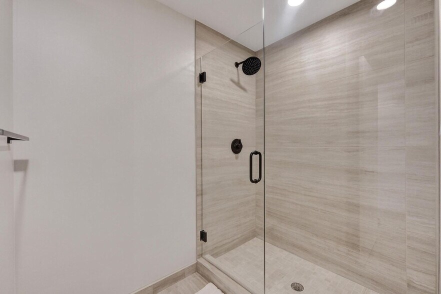 Building Photo - 580 72nd St