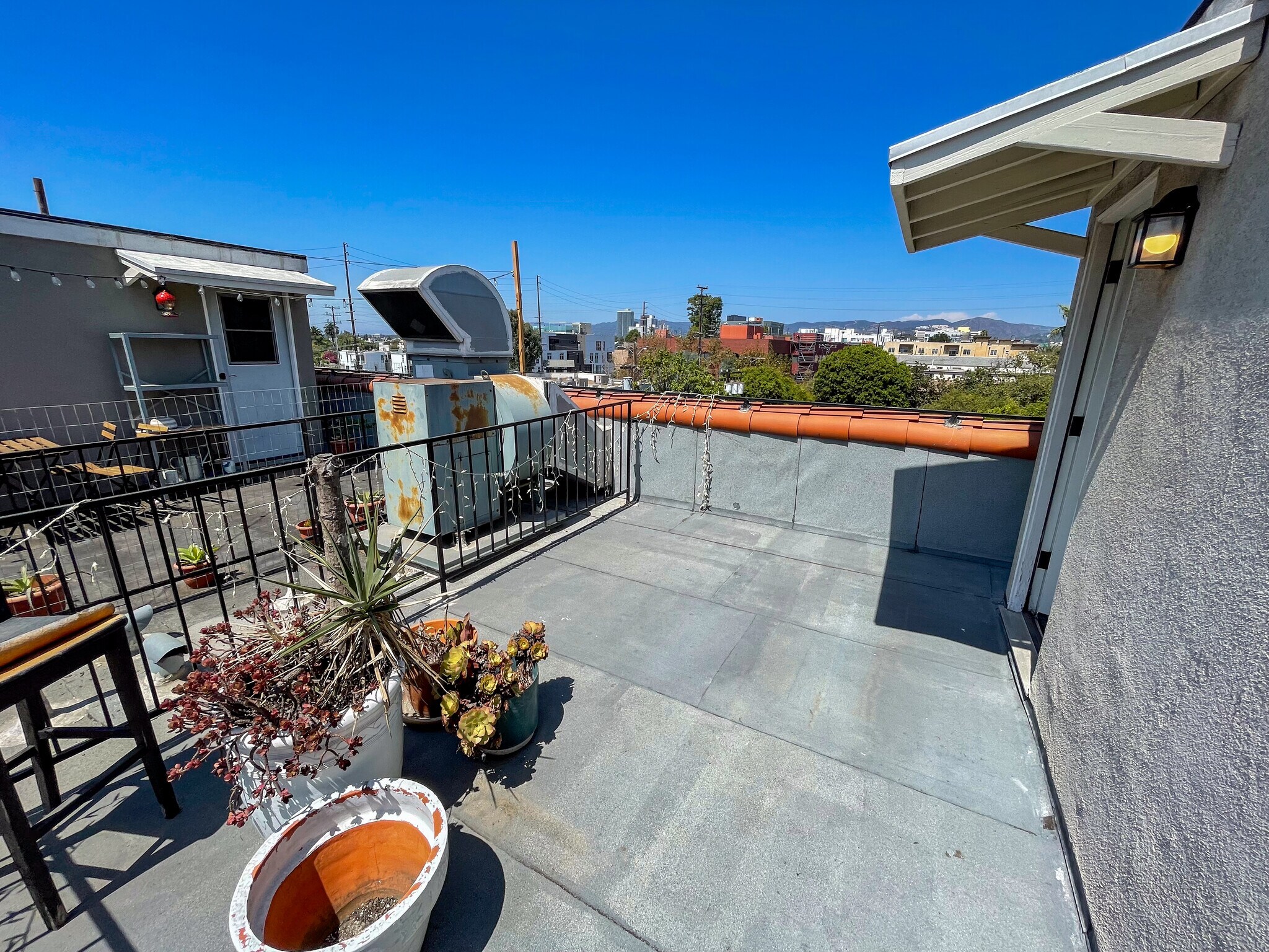 Building Photo - 2027 Beloit Ave