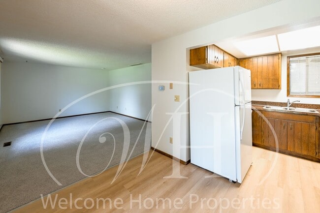 Building Photo - Great 2 Bedroom Condo with Storage and Out...