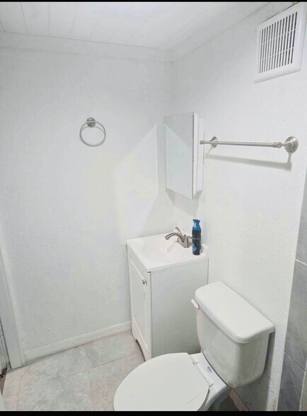 Building Photo - 4033 Sandpointe Dr