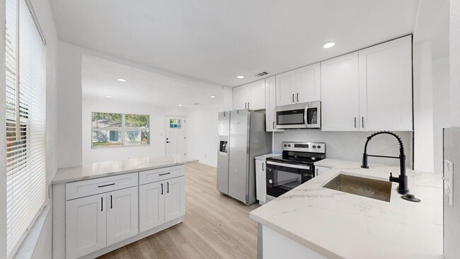 Building Photo - 4 Bedroom / 2 Bath House