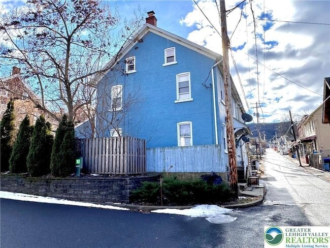 Building Photo - 527 Bradley St