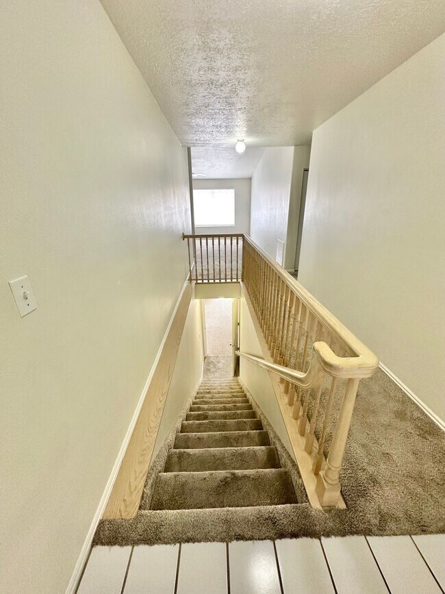 Building Photo - 4 bedrooms plus 2 additional areas. Price Reduced!!