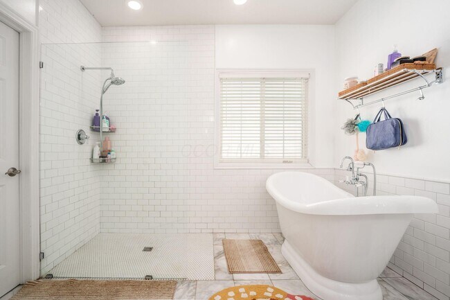 Building Photo - 7179 Fernridge Dr