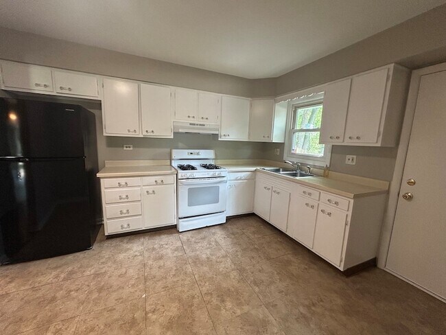 Building Photo - 1716 Maple Ln