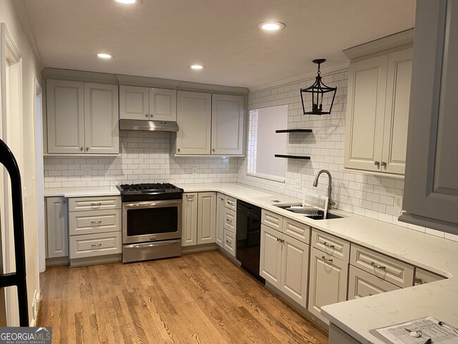 Building Photo - 2021 Woodbine Terrace NE